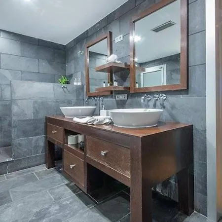 10 Persons In Luxury * Barcelona