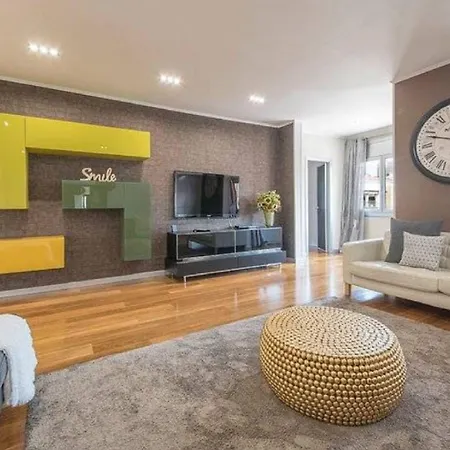 10 Persons In Luxury Apartament